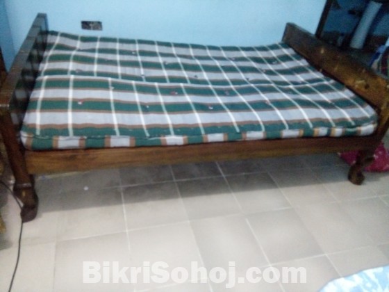 Single wood bed